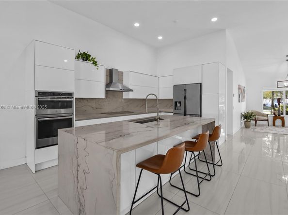 710 Lake Blvd, Weston FL 33326