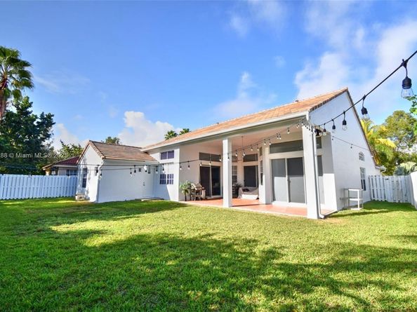 710 Lake Blvd, Weston FL 33326