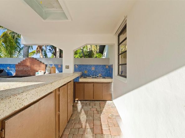 705 E 9th Ln, Hialeah FL 33010