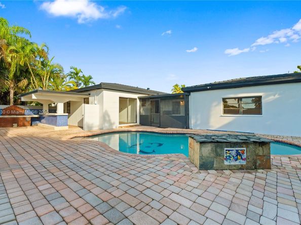 705 E 9th Ln, Hialeah FL 33010