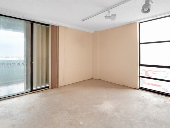 1825 W 44th Pl 1111, Hialeah FL 33012