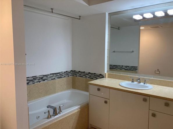 Undisclosed Address #A11911077, Aventura FL 33180