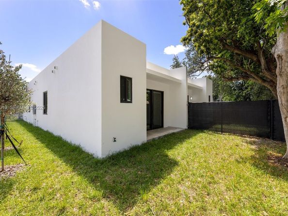 6852-6850 NW 4th AVE, Miami FL 33150