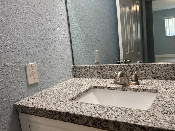 3710 NW 21st St 114, Lauderdale Lakes FL 33311