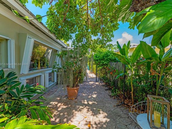 1895 SW 25th St, Miami FL 33133