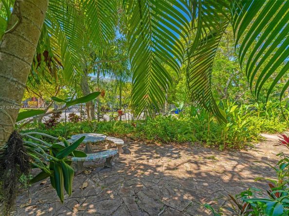 1895 SW 25th St, Miami FL 33133