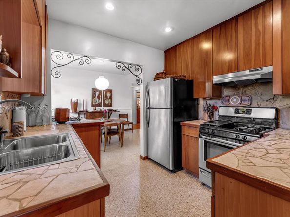 1895 SW 25th St, Miami FL 33133