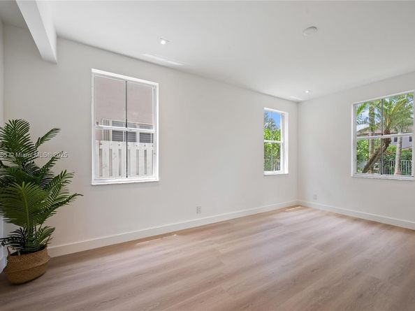 804 Crestview Cir, Weston FL 33327