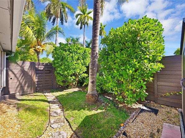 818 NE 3rd St, Hallandale Beach FL 33009