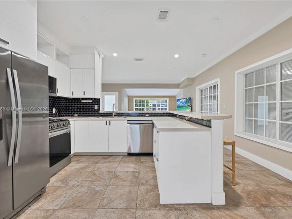 818 NE 3rd St, Hallandale Beach FL 33009