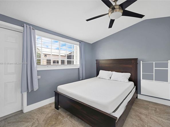 818 NE 3rd St, Hallandale Beach FL 33009