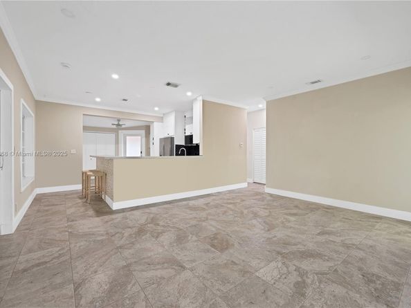 818 NE 3rd St, Hallandale Beach FL 33009