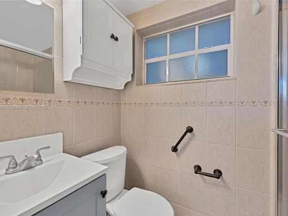 818 NE 3rd St, Hallandale Beach FL 33009