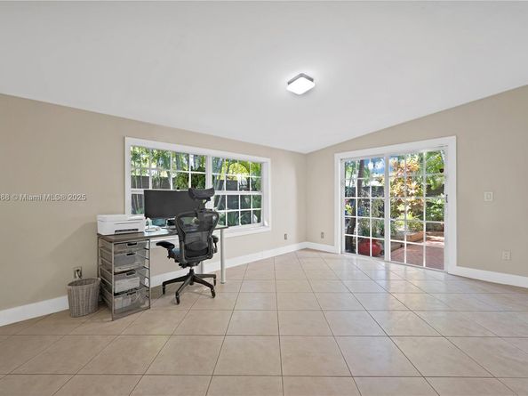 818 NE 3rd St, Hallandale Beach FL 33009