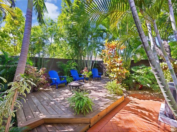 818 NE 3rd St, Hallandale Beach FL 33009