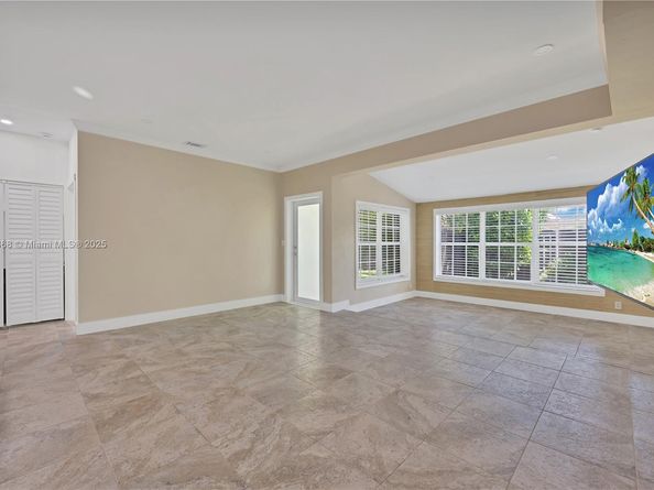 818 NE 3rd St, Hallandale Beach FL 33009