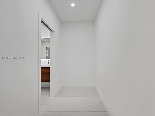 818 NE 3rd St, Hallandale Beach FL 33009