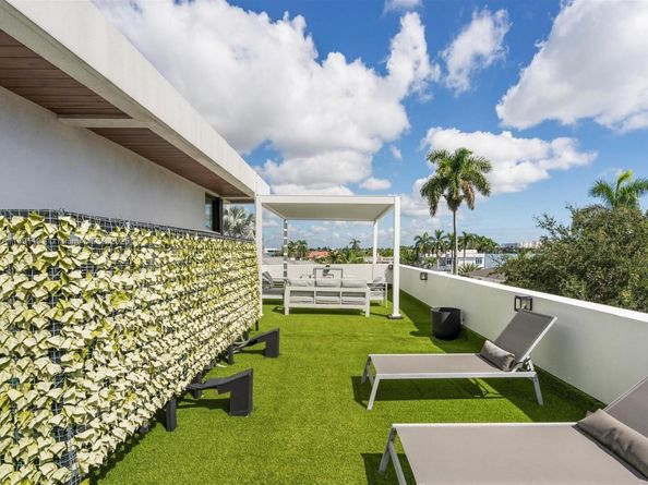1736 SE 14th St, Fort Lauderdale FL 33316