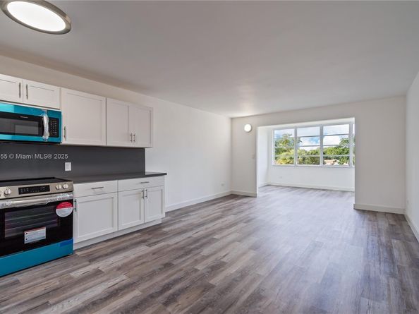 445 NE 195th St 330, Miami FL 33179