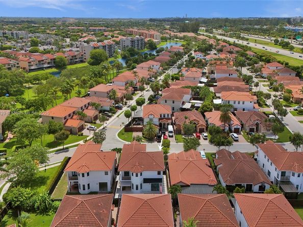1007 NW 99th Ct, Miami FL 33172
