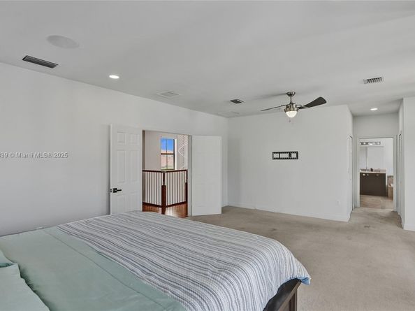1007 NW 99th Ct, Miami FL 33172