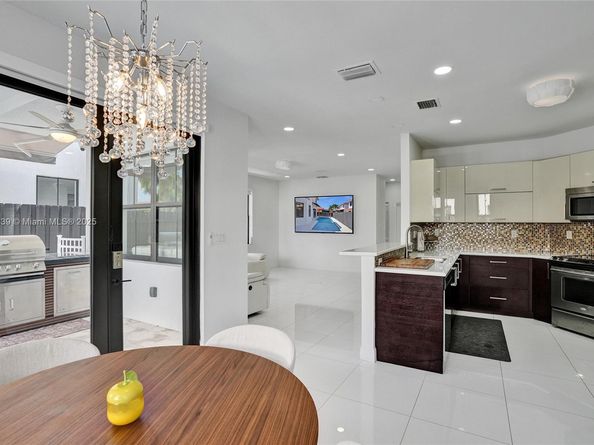 1007 NW 99th Ct, Miami FL 33172