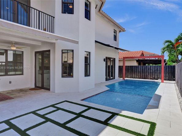 1007 NW 99th Ct, Miami FL 33172