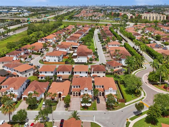 1007 NW 99th Ct, Miami FL 33172