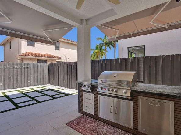 1007 NW 99th Ct, Miami FL 33172