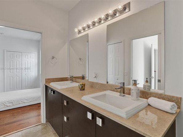 1007 NW 99th Ct, Miami FL 33172