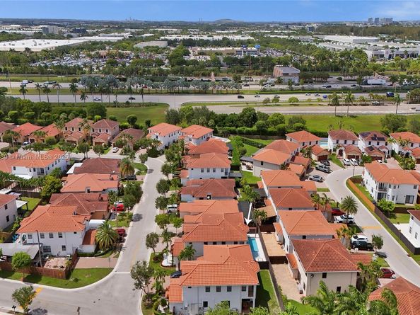 1007 NW 99th Ct, Miami FL 33172