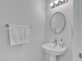 1007 NW 99th Ct, Miami FL 33172