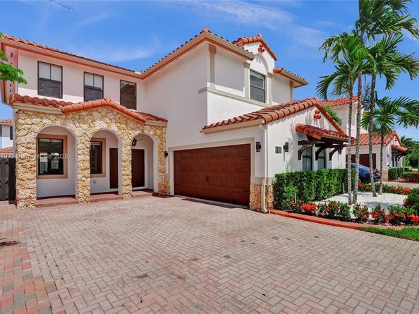 1007 NW 99th Ct, Miami FL 33172