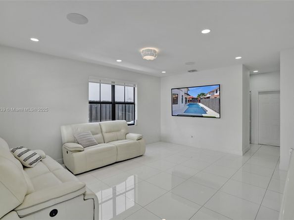 1007 NW 99th Ct, Miami FL 33172