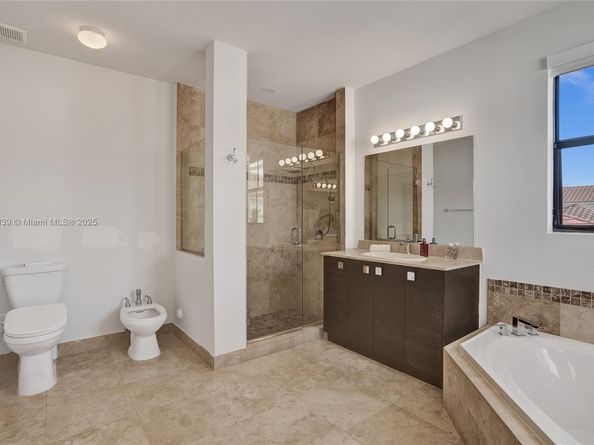 1007 NW 99th Ct, Miami FL 33172