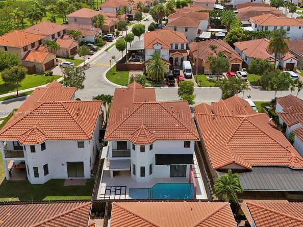 1007 NW 99th Ct, Miami FL 33172
