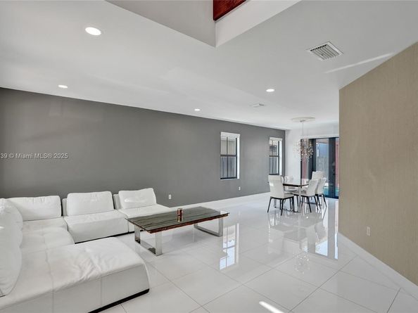 1007 NW 99th Ct, Miami FL 33172