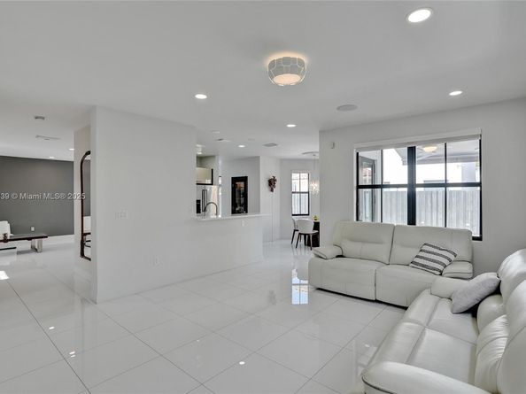 1007 NW 99th Ct, Miami FL 33172