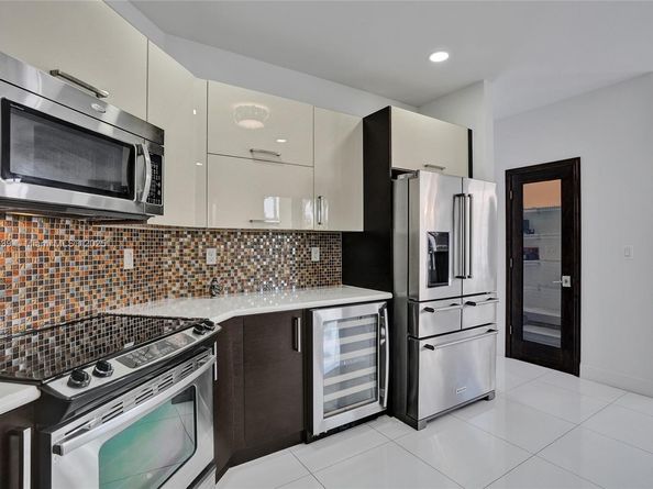1007 NW 99th Ct, Miami FL 33172