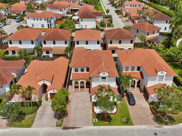 1007 NW 99th Ct, Miami FL 33172