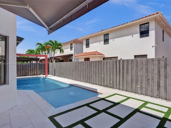 1007 NW 99th Ct, Miami FL 33172