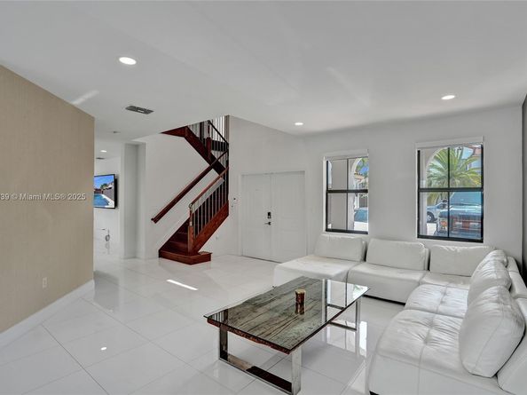1007 NW 99th Ct, Miami FL 33172