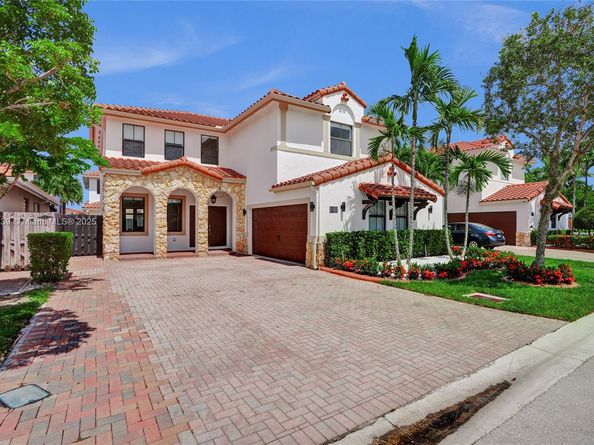 1007 NW 99th Ct, Miami FL 33172