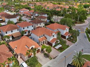 1007 NW 99th Ct, Miami FL 33172