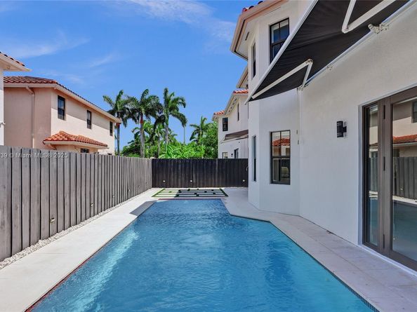 1007 NW 99th Ct, Miami FL 33172