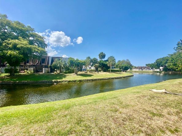 8975 Palm Tree Ln 8975, Pembroke Pines FL 33024