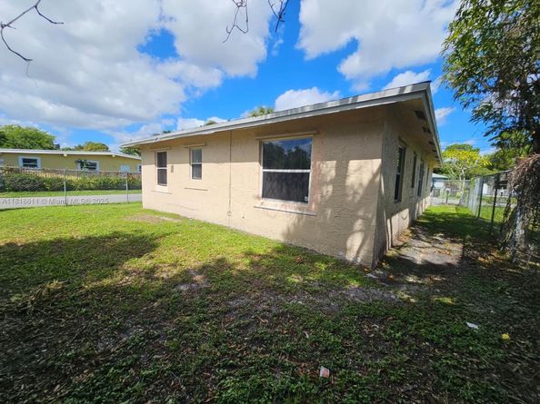 1722 NW 8th Ct, Fort Lauderdale FL 33311