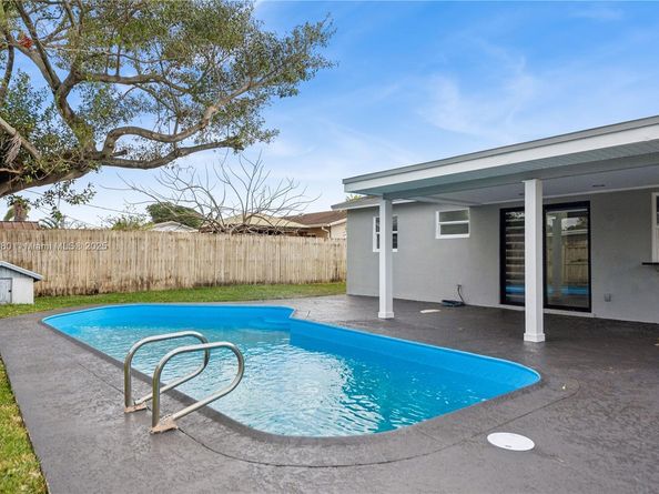 6541 NW 5th St, Margate FL 33063
