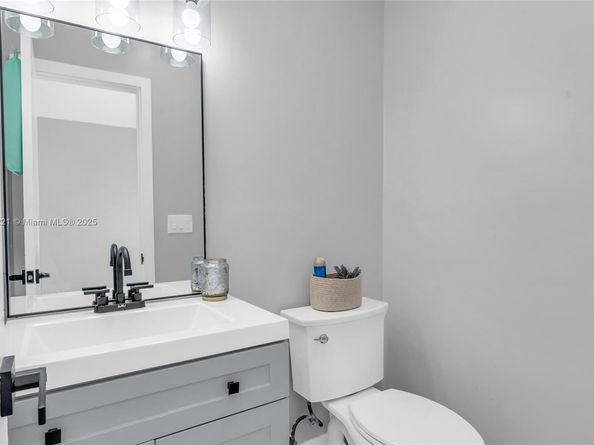 6490 SW 37th St, Miami FL 33155