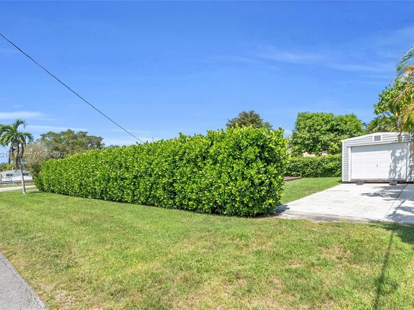 6490 SW 37th St, Miami FL 33155
